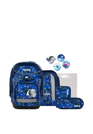 Blue Ergobag backpack set with ocean-themed splatter patterns, including matching pencil cases, folder, and four ocean animal badges.
