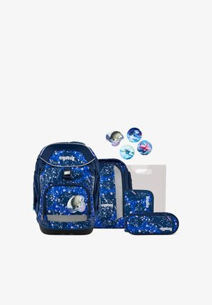 Blaues Ergobag-Rucksackset mit ozean-inspirierten Sprenkelmustern, inklusive passenden Federmäppchen, Ordner und vier Abzeichen mit Meerestieren.