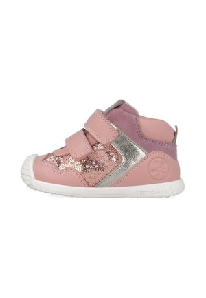 Scarpa in pelle rosa con dettagli in paillettes, accenti argentati metallici e cinturini in velcro. Suola in gomma bianca con logo sul lato.