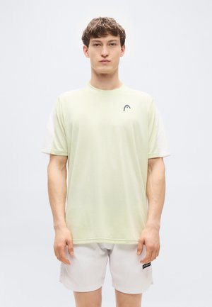 Lichtgroen T-shirt met korte mouwen, een ronde hals en een klein logo op de linkerborst. Zachte textuur en een relaxte pasvorm.