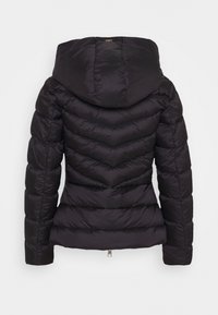 Sort pufferjakke med hætte, der har chevron-syninger og en glat overflade. Inkluderer en lynlåslukning i bunden.