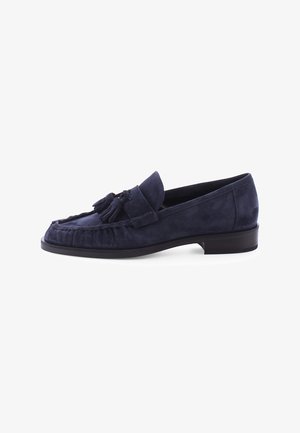 Donkerblauwe suède loafer met kwastjes aan de voorkant, lage zwarte hak en mocassinnaad langs de randen.