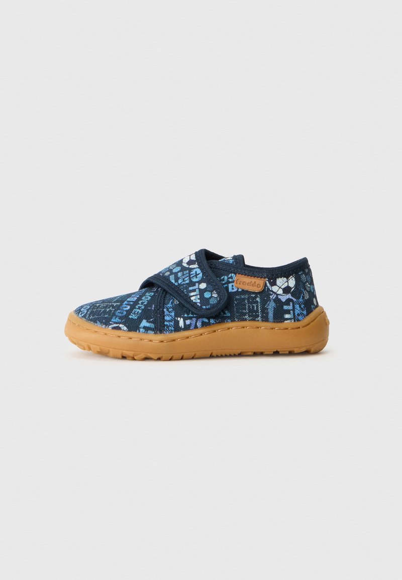 Blauwe textielschoen met een getextureerd ontwerp en een klittenbandsluiting. Heeft een tan rubberen zool met grippatronen.