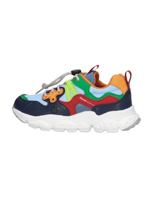 Scarpa da ginnastica multicolore con suola bianca spessa, pannelli blu, verde, arancione e rosso, lacci elastici grigi e linguette di presa sul tallone e sulla lingua.