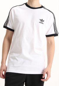 adidas Originals T-shirt med print - white