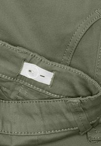 Fascia in tessuto verde oliva con chiusura a bottone bianco e cuciture ben rifinite, caratterizzata da una texture liscia e senza motivi visibili.