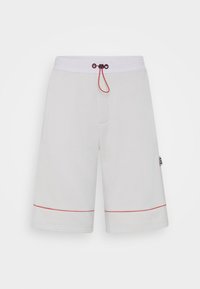Pantaloni corti atletici grigio chiaro in misto cotone, con vita regolabile tramite cordino, tasche laterali e dettagli rossi lungo l'orlo.