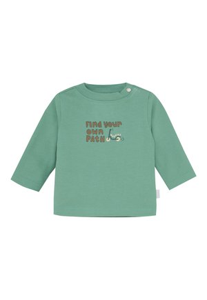 Grünes Langarmshirt für Kleinkinder mit Knopf an der Schulter und dem Text "Finde deinen eigenen Weg" über einer kleinen Roller-Grafik.