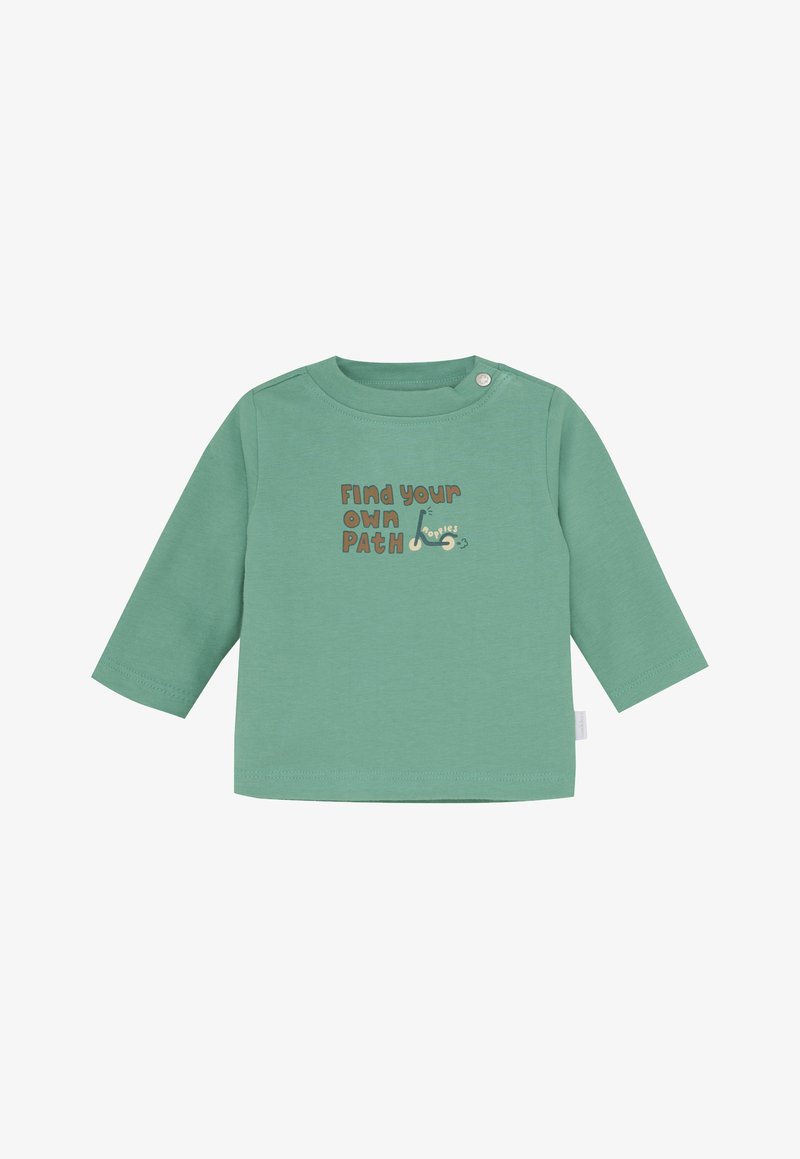 T-shirt pour tout-petit à manches longues vert avec un bouton à l'épaule et le texte "Trouve ton propre chemin" au-dessus d'un petit graphique de trottinette.