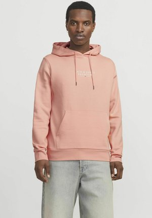 Helle rosa Kapuzenjacke mit einer Fronttasche, Kordeln und weißem Logo-Text. Weicher Stoff mit gerippten Bündchen und Saum.