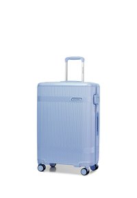 Jasnoniebieska twarda walizka z pionowymi żłobieniami, cztery podwójne obrotowe kółka, teleskopowa rączka i boczny uchwyt.