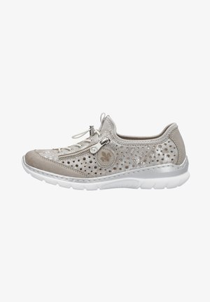 Baskets de sport gris clair avec un dessus perforé, des accents argentés, des lacets et un détail zippé. Dispose d'une semelle blanche flexible.