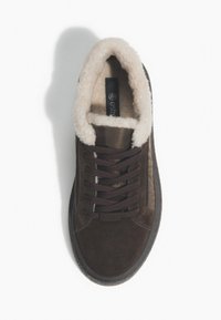 Hnědé semišové tenisky s huňatým béžovým podšívkou, kulatou špičkou a tmavými šňůrkami. Mají texturovanou podrážku a kontrastní textilní panely.