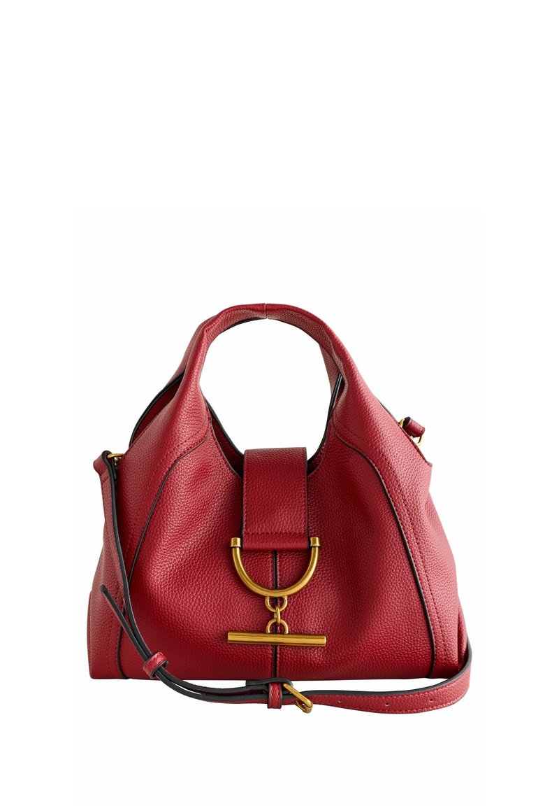 Sac à main en cuir rouge texturé avec poignées supérieures, anneau en D et fermoir barre dorés, et bandoulière réglable.