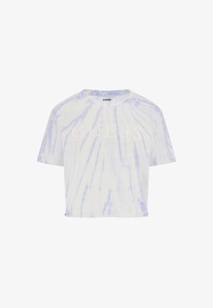 T-shirt tie-dye coupé en bleu clair et blanc, avec un col rond et le logo "GUESS" dans un design subtil. Texture de tissu douce.