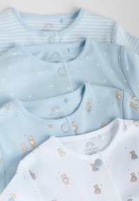 Patru body-uri pentru bebeluși în tonuri de albastru cu gât rotund. Unul are dungi, două au imprimeuri mici cu ursuleți, iar unul este simplu alb cu puncte.