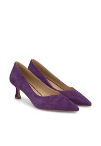 Scarpe con tacco alto in suede viola, con punta affilata e tacco a blocco basso. Rivestimento interno liscio e design minimalista.