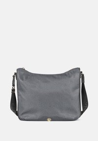 Borsa a tracolla sintetica grigia con una texture screpolata, dettagli in metallo dorato e una tracolla nera regolabile con accenti del logo.