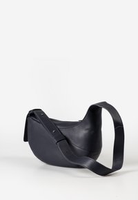 Borsa a tracolla in pelle blu navy dalla forma arrotondata, con tracolla regolabile e texture liscia. Presenta cuciture sottili e piccoli dettagli in metallo.