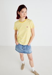 Levi's® T-shirt imprimé - sandy/script yellow