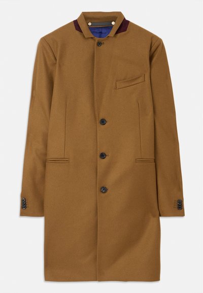 Cappotto in lana marrone con taglio dritto, due tasche anteriori, cinque bottoni neri e un accento in borgogna sul colletto. Presenta un tessuto strutturato.