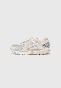 ZOOM VOMERO 5 - Zapatillas - orewood brown/smoke grey/white/platinum-coloured