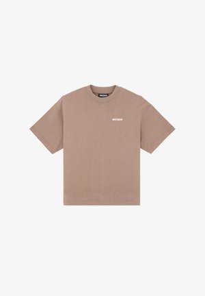 Brun bomulls t-shirt med rund halsringning och korta ärmar. Har en vit logo på bröstet. Rak skärning, mjuk textur, minimalistisk design.