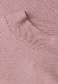 Helles rosa Sweatshirt mit runden Ausschnitt, aus weichem, strukturiertem Strickstoff. Die Farbe ist einheitlich und glatt, ohne sichtbare Muster oder Akzente.