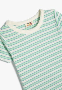 Stribet børnet-shirt med et lys grønt og blåt mønster, ribbet tekstur og en kremfarvet ribkantet halsudskæring. Mærket siger "KIDS."