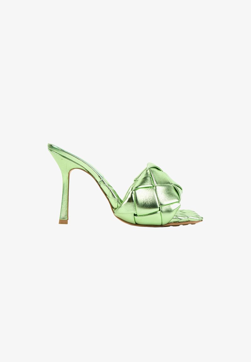 Mule à talons hauts métallisée verte avec bride tissée rembourrée et bout ouvert, dotée d'un talon aiguille fin et d'une semelle intérieure carrée.