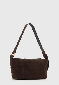 Brūna zamšādas plecu soma ar teksturētu virsmu, vienu regulējamu ādas siksnu un zelta toņa metāla detaļu. Aprīkota ar priekšējo kabatu.