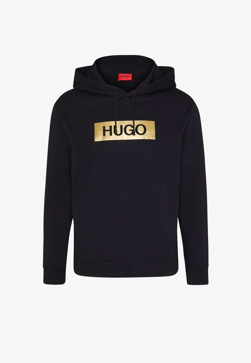 Sweat à capuche noir en tissu doux avec une poche kangourou à l'avant, une capuche à cordon réglable et un logo "HUGO" doré dans un design rectangulaire.