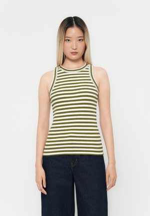 Débardeur rayé en olive et blanc, fabriqué en tissu en maille côtelée. Présente un col montant et une conception sans manches.
