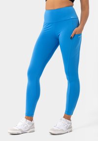 Leggings blu in materiale elastico con vita alta e tasca laterale. Texture liscia e design aderente per comfort e mobilità.