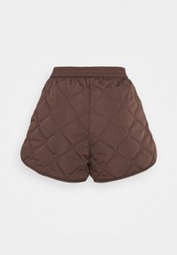 Shorts matelassés marron avec ceinture élastique et motif de couture ondulé, conçus pour un usage décontracté sur fond blanc uni.