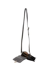 Borsa a tracolla nera in pelle con una lunga tracolla, caratterizzata da un design con patta aperta e una superficie liscia. Include una piccola tasca frontale.