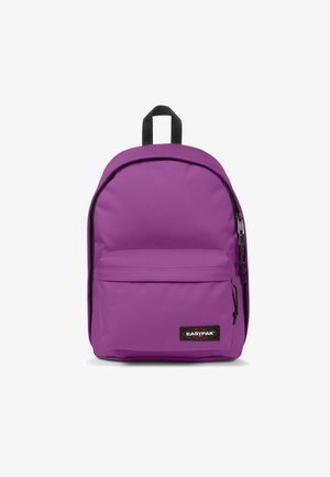 Zaino in tessuto viola con forma arrotondata, una tasca frontale con cerniera e una maniglia superiore. Presenta una cerniera nera e un patch con logo. Texture liscia.