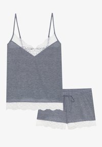 Canotta grigia con spalline sottili, caratterizzata da un bordo in pizzo bianco sul collo e sull'orlo, abbinata a pantaloni corti grigi coordinati con dettagli in pizzo.