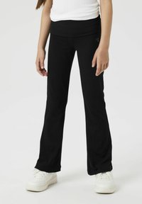 Czarne legginsy dzwonowe z szerokim elastycznym pasem, wykonane z miękkiego, gładkiego materiału. Akcentowane małym logo na lewym biodrze.