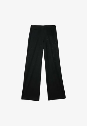 Czarne spodnie o szerokich nogawkach wykonane z prążkowanej tkaniny, z wysokim pasem i subtelnymi pionowymi paskami z drobnymi perforacjami.