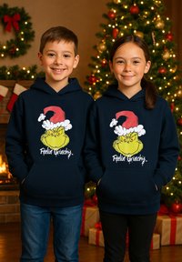 Felpe con cappuccio blu navy con grafica del Grinch con cappello da Babbo Natale rosso e bordi bianchi, con la scritta "Mi sento Grinchy", progettate per bambini.