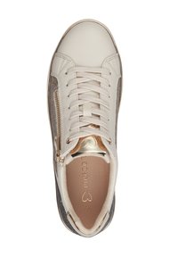 Sneaker bianco in pelle con pannelli laterali in rete grigia, dettagli dorati e una cerniera laterale. Presenta lacci e una soletta imbottita beige.