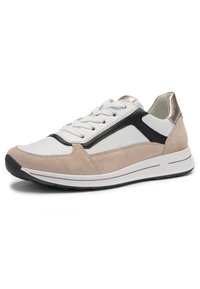 Bílá teniska s béžovými semišovými detaily, černým lemováním, kovovým detailem na patě, bílými tkaničkami a bílou podrážkou s černým vzorkem.