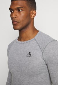 ODLO CREW NECK ACTIVE WARM - Camisola interior - grey melange