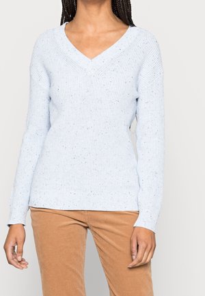 Helles blaues, gestricktes Sweatshirt mit V-Ausschnitt und langen Ärmeln. Der strukturierte Stoff weist subtile Sprenkel auf. Gerippte Bündchen und Saum.
