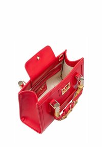 Rote Lederhandtasche mit strukturiertem Design, goldfarbenen Beschlägen und Bambusakzenten. Verfügt über ein einzelnes Fach mit weicher Innenausstattung.