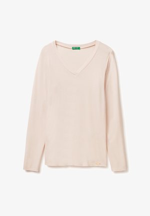 Langärmliges, V-Ausschnitt-Shirt aus weichem, hellpinkem Stoff. Es hat ein schlichtes Design mit einem Etikett auf der unteren rechten Seite.