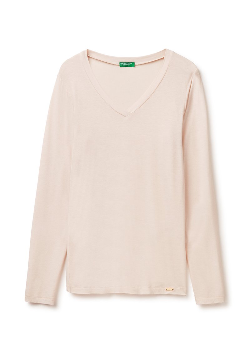 Triko s dlouhým rukávem a výstřihem do V z měkké, světle růžové tkaniny. Obsahuje jednoduchý design s štítkem na dolním pravém boku.