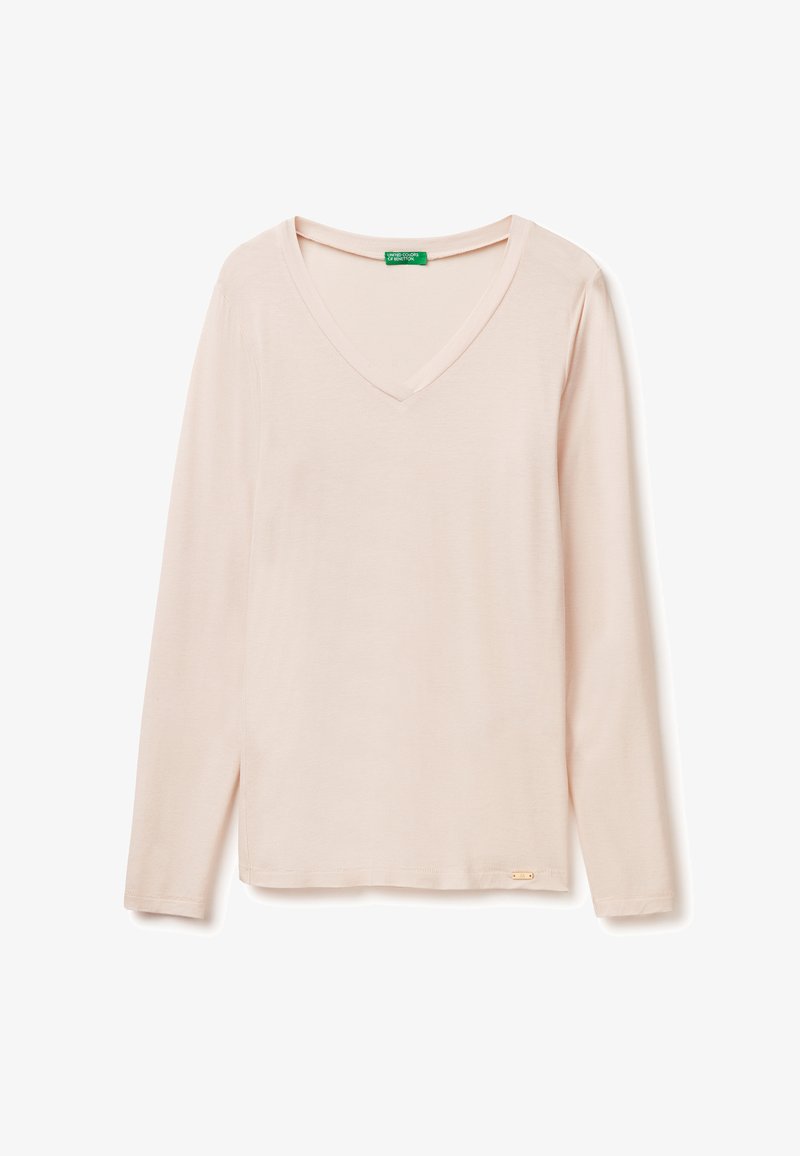 Koszula z długim rękawem, w dekolcie w serek, wykonana z miękkiego, jasnoróżowego materiału. Charakteryzuje się prostym wzornictwem z metką z prawej dolnej strony.