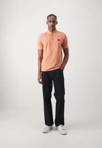 HUGO DERESO - Poloskjorter - medium orange